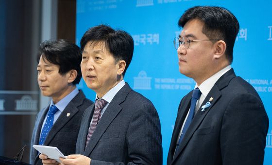 靑초청 오찬 브리핑하는 오기형 민주당 코스피5000 특위원장