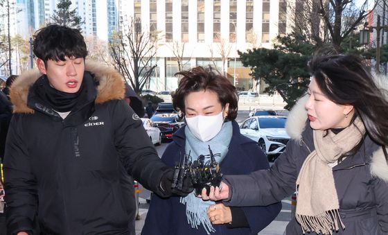 김병기 의원 부인, '법카 유용 의혹' 경찰 출석