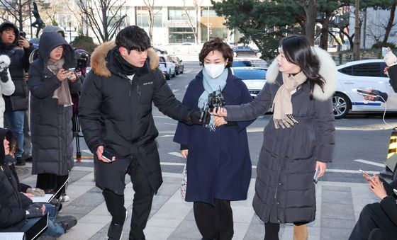 '법카 유용 의혹' 경찰 조사 출석하는 김병기 배우자