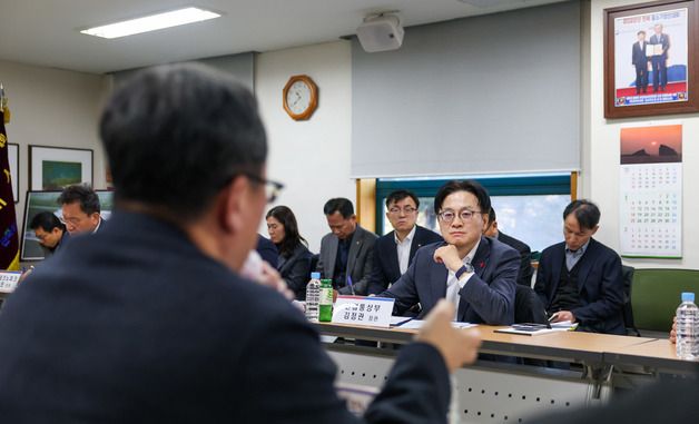 발언 경청하는 김정관 장관