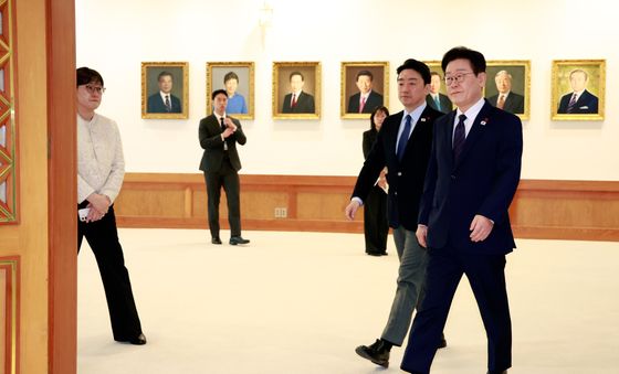 수석보좌관회의 입장하는 이재명 대통령