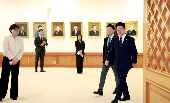 수석보좌관회의 입장하는 이재명 대통령