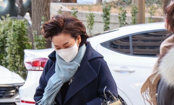 김병기 의원 아내, '법카 유용 의혹' 경찰 출석