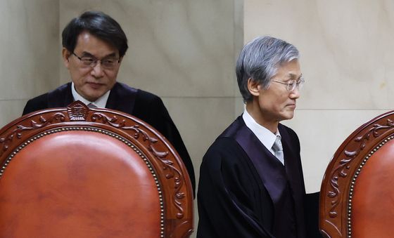 대법정 들어서는 조희대 대법원장과 노태악 대법관