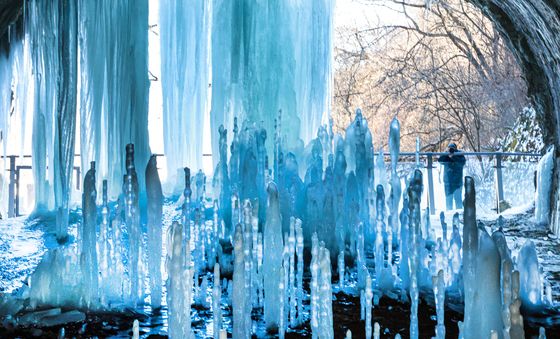 역고드름이 만들어낸 '얼음왕국'
