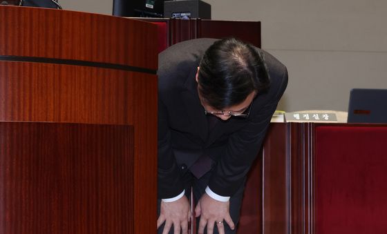 인사하는 송언석 원내대표