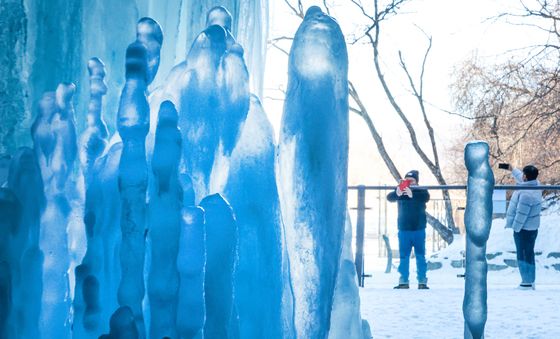 역고드름이 펼치는 겨울 조각