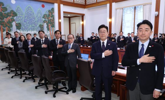 이재명 대통령, 수석보좌관회의 국민의례