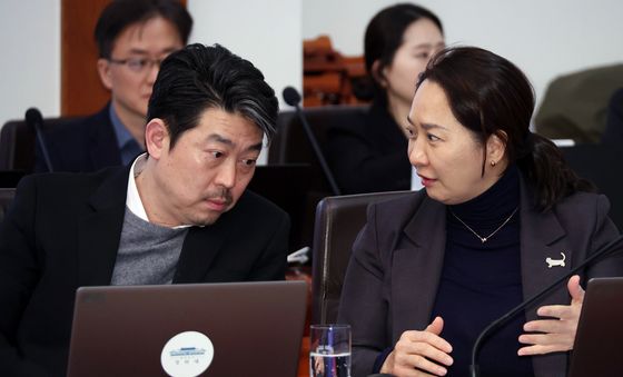 대화하는 조한상 홍보기획비서관과 최성아 해외언론비서관