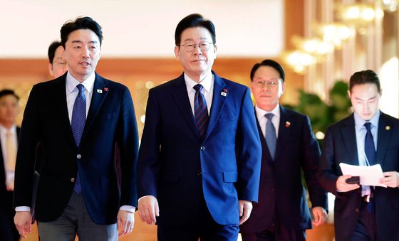 강훈식 비서실장과 함께 입장하는 이재명 대통령