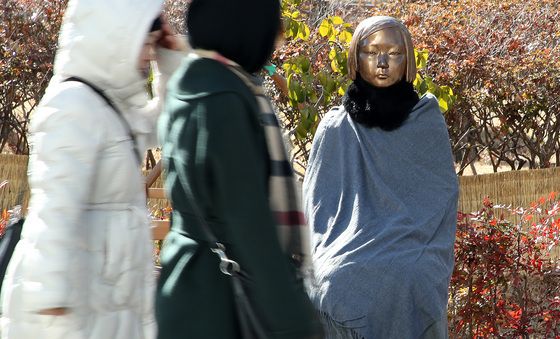 망토와 목도리 두른 '평화의 소녀상'