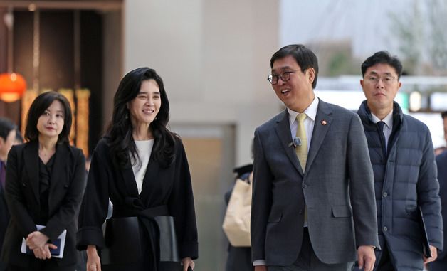 대화나누는 이부진 위원장과 최휘영 장관