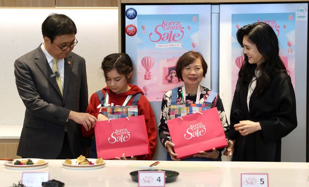 외국인 관광객에 선물 전달하는 최휘영 장관과 이부진 위원장