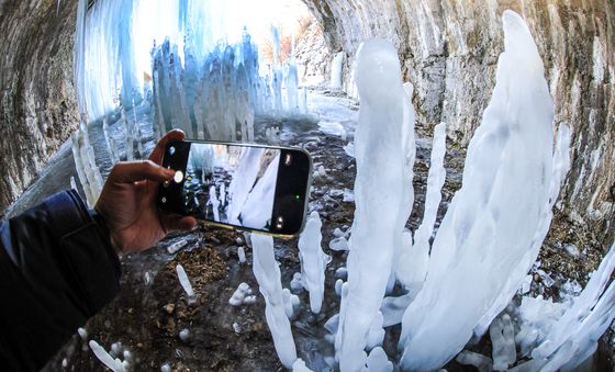 한파 속 감상하는 작품 '역고드름'