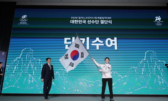 단기 흔드는 이수경 단장