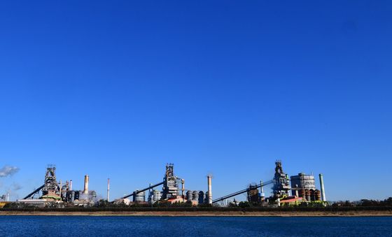 푸른 하늘과 만난 포항제철소