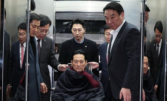 장동혁 국민의힘 대표, 단식 중단 병원 이송