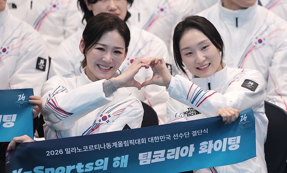 이수경 선수단장·최민정, '빙상 여신들의 하트'
