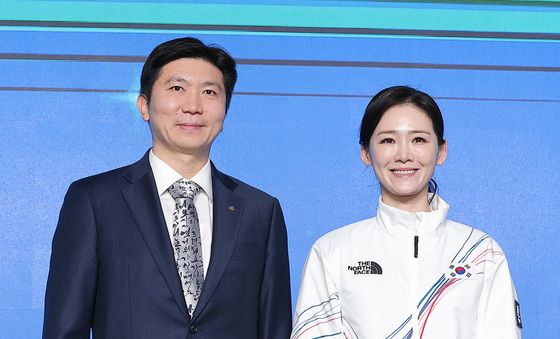 기념촬영하는 유승민 대한체육회장·이수경 선수단장