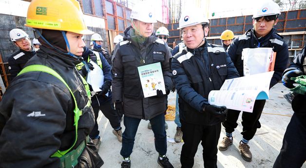 김영훈 장관, 소규모 건설현장 밀집지역 패트롤 점검