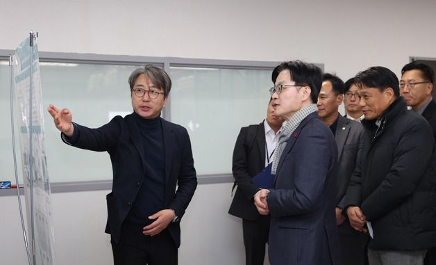 관계자 설명듣는 김정관 장관