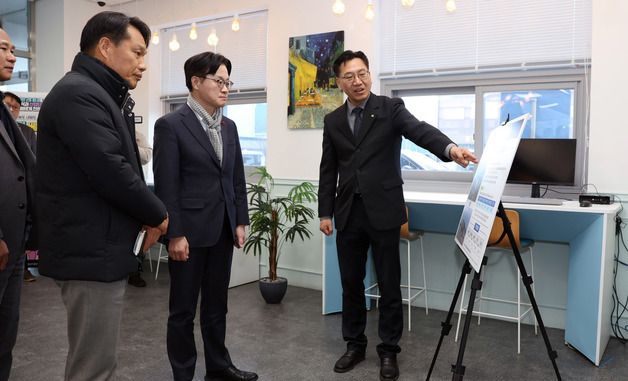 리팩토리 군산 준공현장 시찰하는 김정관 장관