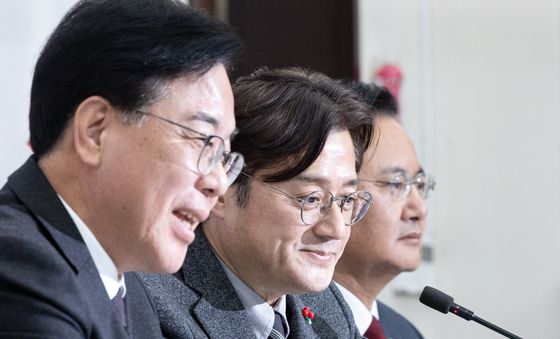 송언석 국민의힘 원내대표 찾은 홍익표 정무수석