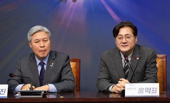 조국혁신당 찾은 홍익표 청와대 정무수석