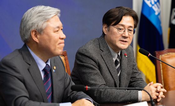 '남의 집 같지 않아' 조국혁신당 찾은 홍익표 청와대 정무수석