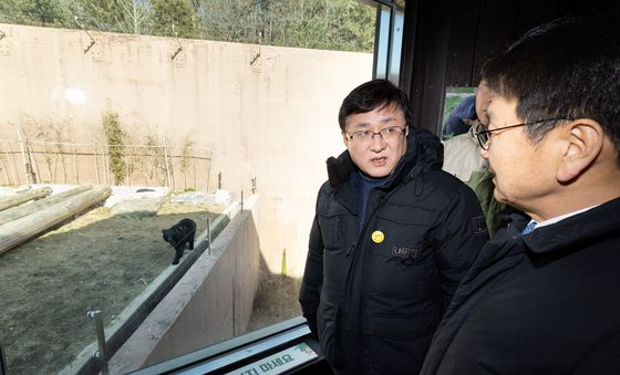 김성환 장관, 판다 도입 현장점검