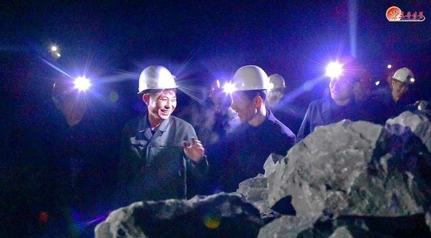 北 은파광산 굴진갱 "영광의 당대회, 증산 성과로 맞이"