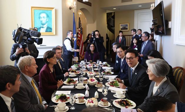 미 하원 주요인사 초청 오찬 간담회 참석한 김민석 국무총리