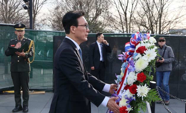 한국전 참전기념비 헌화하는 김민석 국무총리