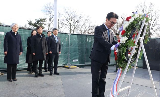 헌화하는 김민석 국무총리