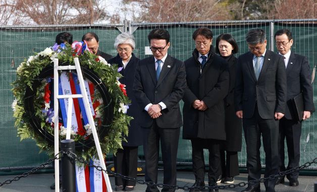 묵념하는 김민석 국무총리