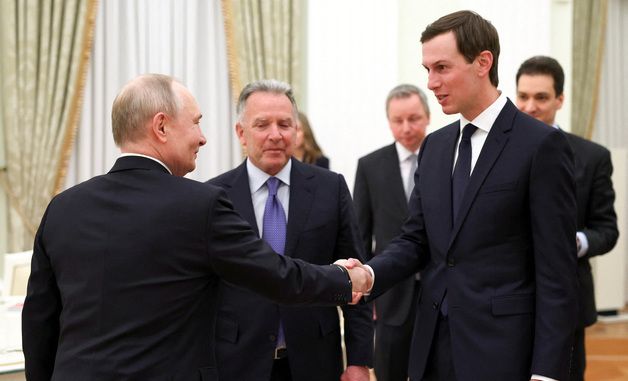 [포토] 트럼프 사위와 악수하는 푸틴 대통령