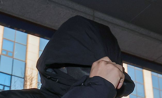 '공천헌금 전달' 의혹 강선우 의원 전 보좌관, 경찰 출석