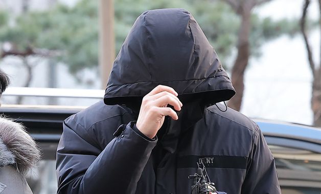 잔뜩 가린 채 경찰 출석하는 강선우 의원 전 보좌관