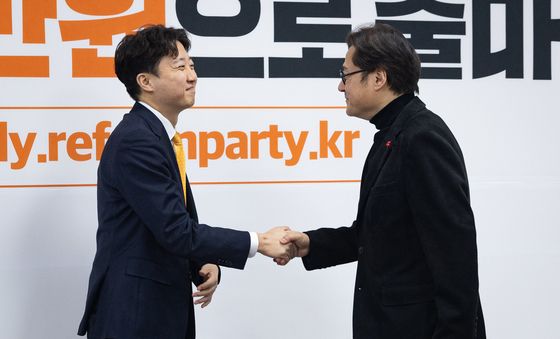 이준석 개혁신당 대표와 인사하는 홍익표 청와대 정무수석