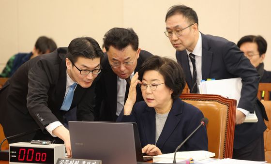 인사청문회 자료 검토하는 이혜훈 기획예산처 장관 후보자