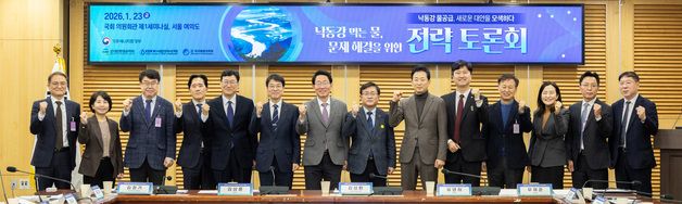 기념촬영하는 김성환 장관