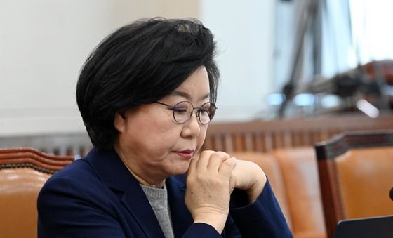 자료 살펴보는 이혜훈 장관 후보자