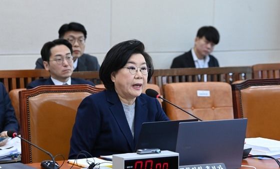 발언 이어가는 이혜훈 후보자