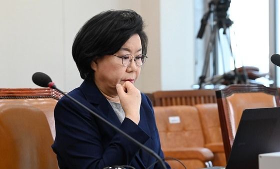 자료 살펴보는 이혜훈 후보자