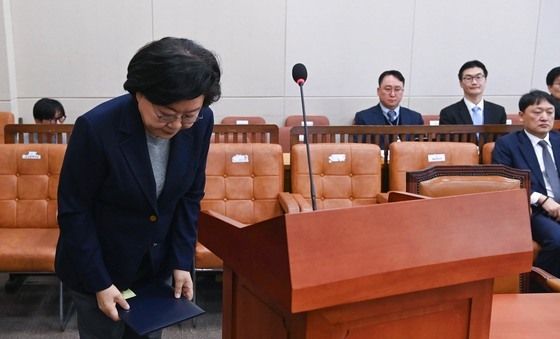 고개 숙여 인사하는 이혜훈 장관 후보자