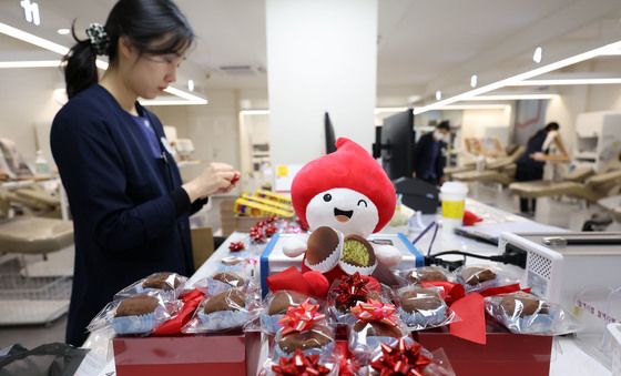 두쫀쿠 포장 작업에 분주