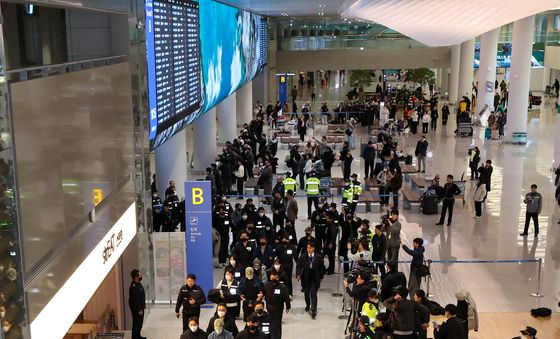 캄보디아서 대규모 스캠 범죄 한국인 73명 강제 소환