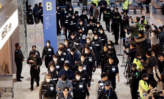 강제 송환되는 캄보디아 스캠 범죄 피의자들