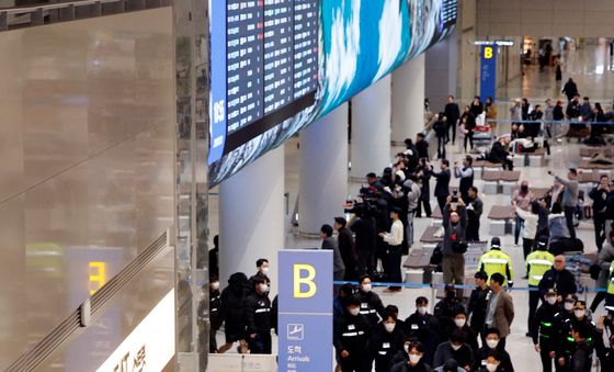 '캄보디아 거점 대규모 스캠' 피의자 73명 강제 송환