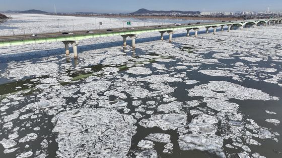 연일 이어진 최강한파…한강에 유빙 '둥둥'